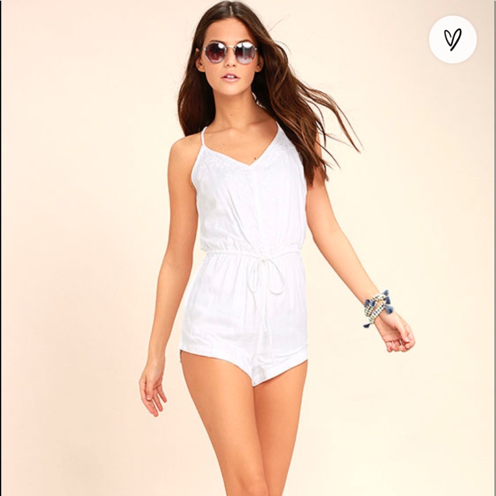 ☀️ Lulu’s white romper size medium ☀️